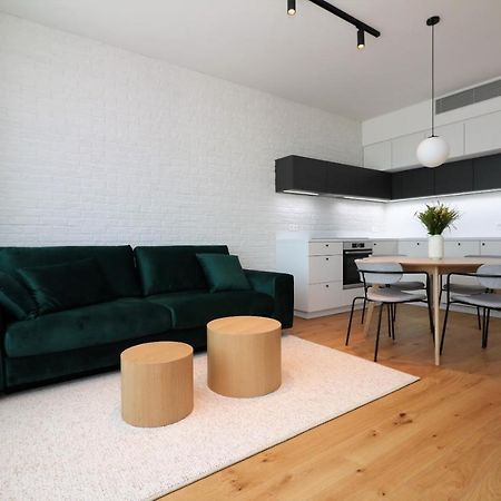 Sky Park New 1-Bedroom Apartment Братислава Екстер'єр фото